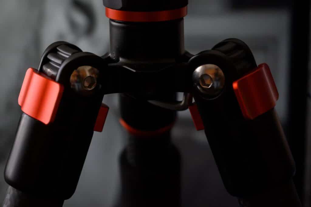 Sistema de apertura de las patas del K&F Concept BA225